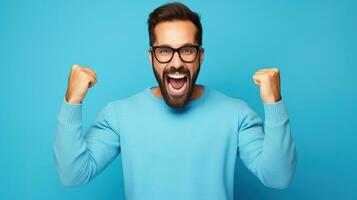 un' uomo con bicchieri e un' blu maglione è raccolta il suo braccia. ai generativo foto