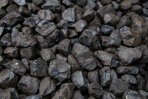 mucchio di carbone per riscaldamento foto
