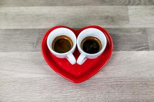 piattino a cuore di san valentino con tazza di caffè foto