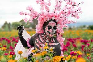 glorioso eleganza nel il cuore di colula cempasuchil i campi un' ipnotizzante giorno di il morto servizio fotografico, con un' sbalorditivo donna trasformato in un' catrina, pagare per il tradizione di morire de muertos foto