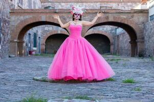 ritratto di un' ragazza con zucchero cranio trucco al di sopra di nero sfondo. Calavera catrina. dia de los muertos. giorno di il morto. Halloween. foto