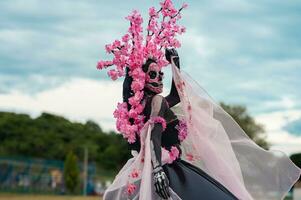 incantevole catrina un' dia de los muertos servizio fotografico nel colula cempasuchil campi, incorniciato di il iconico colula Chiesa, festeggiare bellezza e tradizione foto