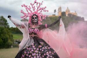 incantevole catrina un' dia de los muertos servizio fotografico nel quella di colula cempasuchil campi, incorniciato di il iconico colula Chiesa festeggiare bellezza tradizione e il incantevole rosa Fumo foto