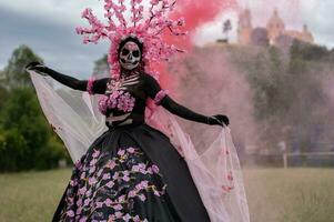 incantevole catrina un' dia de los muertos servizio fotografico nel quella di colula cempasuchil campi, incorniciato di il iconico colula Chiesa festeggiare bellezza tradizione e il incantevole rosa Fumo foto