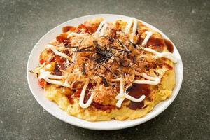 pizza tradizionale giapponese chiamata okonomiyaki foto
