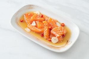 salsa di soia marinata allo shoyu o salmone marinato crudo