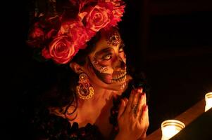 Calavera catrina seduta su un' trono. zucchero cranio trucco. dia de los muertos. giorno di il morto. Halloween. foto