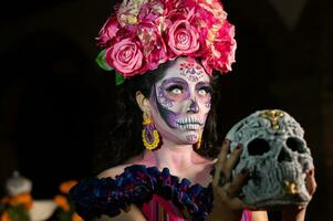 Calavera catrina seduta su un' trono. zucchero cranio trucco. dia de los muertos. giorno di il morto. Halloween. foto