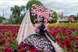 glorioso eleganza nel il cuore di colula cempasuchil i campi un' ipnotizzante giorno di il morto servizio fotografico, con un' sbalorditivo donna trasformato in un' catrina, pagare per il tradizione di morire de muertos foto