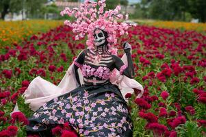 glorioso eleganza nel il cuore di colula cempasuchil i campi un' ipnotizzante giorno di il morto servizio fotografico, con un' sbalorditivo donna trasformato in un' catrina, pagare per il tradizione di morire de muertos foto