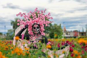 glorioso eleganza nel il cuore di colula cempasuchil i campi un' ipnotizzante giorno di il morto servizio fotografico, con un' sbalorditivo donna trasformato in un' catrina, pagare per il tradizione di morire de muertos foto