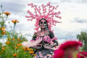 glorioso eleganza nel il cuore di colula cempasuchil i campi un' ipnotizzante giorno di il morto servizio fotografico, con un' sbalorditivo donna trasformato in un' catrina, pagare per il tradizione di morire de muertos foto