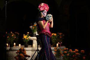 Calavera catrina seduta su un' trono. zucchero cranio trucco. dia de los muertos. giorno di il morto. Halloween. foto