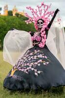 incantevole catrina un' dia de los muertos servizio fotografico nel colula cempasuchil campi, incorniciato di il iconico colula Chiesa, festeggiare bellezza e tradizione foto