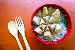 bakso urato o polpetta muscoli è popolare tradizionale cibo fatto a partire dal carne e mucca muscoli servito con la verdura, spaghetto e gusto la minestra servito su ciotola foto