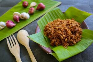 abon fatto di carne, tritato carne piatti fatto con Marrone zucchero e essiccato, conservato Alimenti. indonesiano asiatico cibo foto