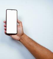 modello telefonino. maschio mano Tenere nero smartphone isolato su bianca sfondo, strada ritaglio foto