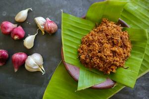 abon fatto di carne, tritato carne piatti fatto con Marrone zucchero e essiccato, conservato Alimenti. indonesiano asiatico cibo foto