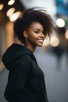 bellissimo nero pelle giovane donna indossare maglione felpa con cappuccio restare e in posa su città strada. messa a fuoco con bokeh. generativo ai foto