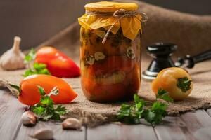 vaso di sottaceto peperoni su un' rustico di legno sfondo. sottaceto e in scatola Prodotto. Il prossimo ingredienti per cucinando e un' macchina per Filatura foto