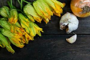 zucca fiori su rustico legna foto