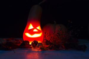 Halloween candele e zucche nel il buio foto