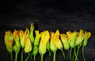 zucca fiori su rustico legna foto