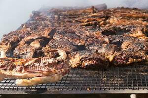 tradizionale carne grigliato su il griglia nel il argentino campagna foto