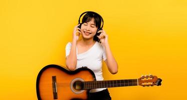 concetto di musica e relax bella donna asiatica in cuffia foto