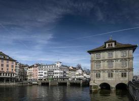 Zurigo centrale città vecchia e vista del punto di riferimento del fiume Limmat in svizzera foto