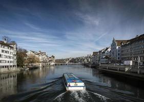 Zurigo centrale città vecchia e vista del punto di riferimento del fiume Limmat in svizzera foto