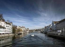 Zurigo centrale città vecchia e vista del punto di riferimento del fiume Limmat in svizzera foto