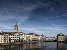 Zurigo centrale città vecchia e vista del punto di riferimento del fiume Limmat in svizzera foto