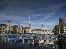 Zurigo centrale città vecchia e vista del punto di riferimento del fiume Limmat in svizzera foto