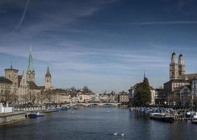 Zurigo centrale città vecchia e vista del punto di riferimento del fiume Limmat in svizzera foto