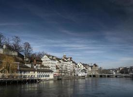 Zurigo centrale città vecchia e vista del punto di riferimento del fiume Limmat in svizzera foto