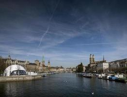 Zurigo centrale città vecchia e vista del punto di riferimento del fiume Limmat in svizzera foto