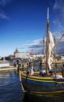 Vecchie barche a vela in legno nel porto centrale della città di Helsinki Finlandia foto