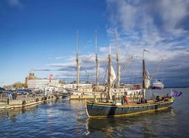 Vecchie barche a vela in legno nel porto centrale della città di Helsinki Finlandia foto