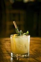 drink cocktail alla menta julep nel bar moderno? foto