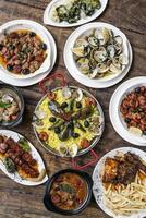 tapas rustiche tradizionali miste portoghesi famosa selezione di cibo su tavola di legno