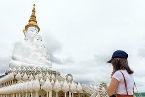 donna culto con Budda statua foto