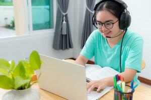 asiatico giovane donna alunno uso il computer portatile tastiera foto