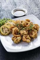 antipasto di mare fritto in tempura di gamberi freschi