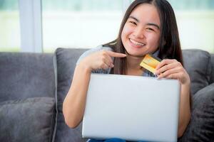 ragazza Sorridi puntamento dito a credito carta foto