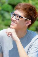 asiatico divertimento adolescenziale ragazzo indossare bicchieri foto