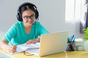 asiatico donna alunno contento nel classe in linea apprendimento foto