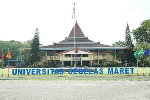 assolo, Indonesia - giugno 13, 2022 Università sebelas maret. rettorato edificio costruzione nel il mezzo di un' bellissimo giardino foto