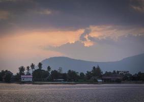 fiume al tramonto a Kampot nel sud della Cambogia foto