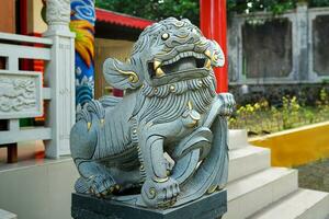 Cinese custode Leone. persone erano visitare e pregando. collocato nel davanti di il tempio foto